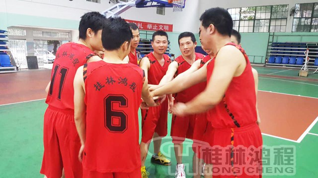 桂林鴻程磨粉機(jī)制造精英迎戰(zhàn)2017桂林市“三金杯”籃球比賽總決賽 桂林鴻程磨粉機(jī)制造精英迎戰(zhàn)2017桂林市“三金杯”籃球比賽總決賽