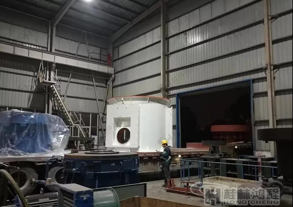 HLMX1700超細立磨發貨現場-超細立磨機主機分級機裝車 HLMX1700超細立磨發貨現場-超細立磨機主機分級機裝車