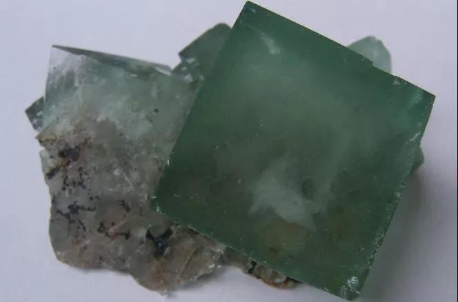 江西發(fā)現(xiàn)省內(nèi)螢石礦儲(chǔ)量超500萬噸 江西發(fā)現(xiàn)省內(nèi)螢石礦儲(chǔ)量超500萬噸