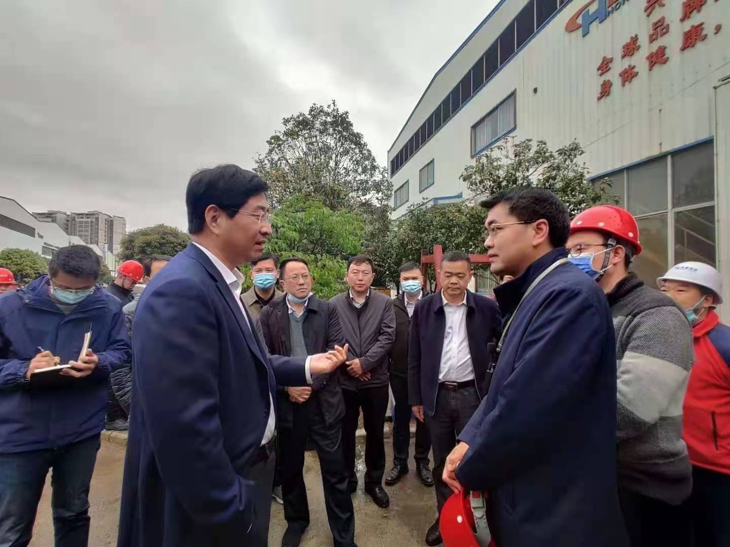 桂林市委書記周家斌書記,鐘洪常務(wù)副市長等市委市政府,區(qū)委區(qū)政府領(lǐng)導(dǎo)一行開年第一站來到廣西桂林鴻程機械廠指導(dǎo)慰問 桂林市委書記周家斌書記,鐘洪常務(wù)副市長等市委市政府,區(qū)委區(qū)政府領(lǐng)導(dǎo)一行開年第一站來到廣西桂林鴻程機械廠指導(dǎo)慰問