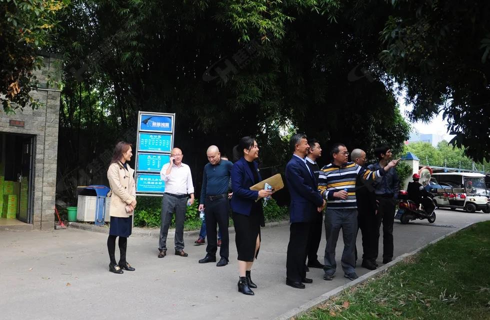 廣西塑料行業協會一行人與公司高層共同觀摩桂林鴻程首臺磨粉機 廣西塑料行業協會一行人與公司高層共同觀摩桂林鴻程首臺磨粉機