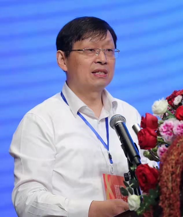 廣西大學校長助理、廣西碳酸鈣產業(yè)化工程院常務副院長、廣西碳酸鈣行業(yè)協會會長童張法圖片來源：廣西碳酸鈣產業(yè)化工程院